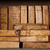 Qui sono custoditi anche numerosi libri antichi, un tempo appartenuti a Giordano de Bianchi Dottula. �Per valorizzare questi preziosi testi abbiamo l�intenzione di realizzare qui un centro studi�, rivela il proprietario